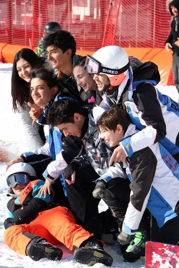 Doğal kar, suni karlama ile beslendi; Palandöken'de kayak keyfi Doğal kar, suni karlama ile beslendi; Palandöken'de kayak keyfi