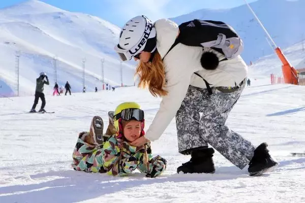 Doğal kar, suni karlama ile beslendi; Palandöken'de kayak keyfi Doğal kar, suni karlama ile beslendi; Palandöken'de kayak keyfi