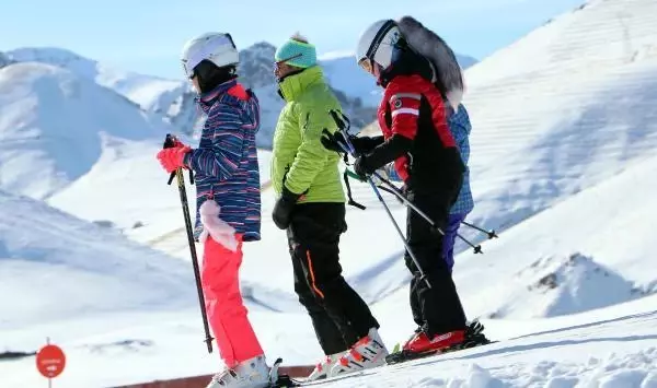 Doğal kar, suni karlama ile beslendi; Palandöken'de kayak keyfi Doğal kar, suni karlama ile beslendi; Palandöken'de kayak keyfi