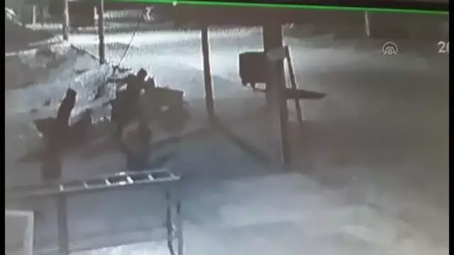 Son dakika haberi | Telefon hatlarının kablolarının çalınması güvenlik kamerasına yansıdı Son dakika haberi | Telefon hatlarının kablolarının çalınması güvenlik kamerasına yansıdı