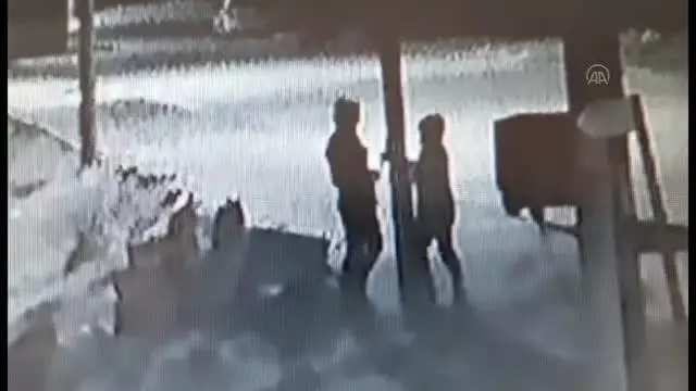Son dakika haberi | Telefon hatlarının kablolarının çalınması güvenlik kamerasına yansıdı Son dakika haberi | Telefon hatlarının kablolarının çalınması güvenlik kamerasına yansıdı