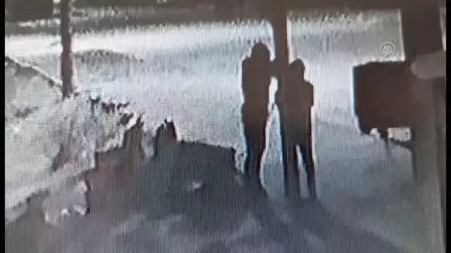 Son dakika haberi | Telefon hatlarının kablolarının çalınması güvenlik kamerasına yansıdı Son dakika haberi | Telefon hatlarının kablolarının çalınması güvenlik kamerasına yansıdı