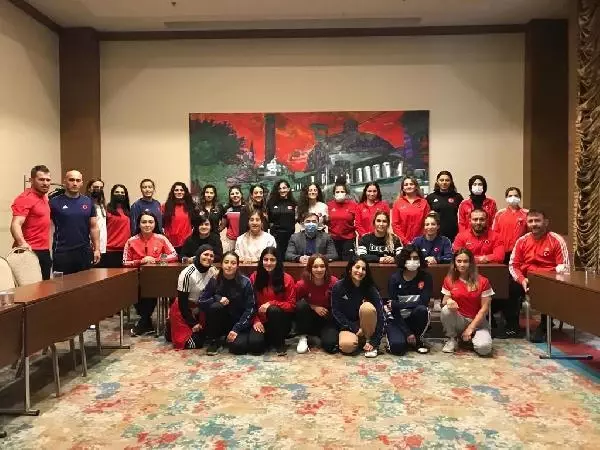 Musa Aydın, Kadın Milli Güreş Takımı'nın kampını ziyaret etti Musa Aydın, Kadın Milli Güreş Takımı'nın kampını ziyaret etti