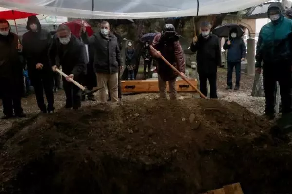 Topkapı Sarayı eski müdürü Filiz Çağman, Edirne'de toprağa verildi