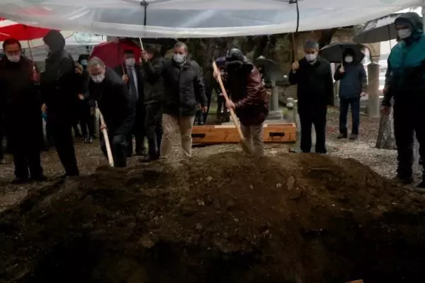 Topkapı Sarayı eski müdürü Filiz Çağman, Edirne'de toprağa verildi