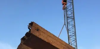 2 bin 400 grostonluk gemi, parça parça kesilip su altından çıkartılıyor