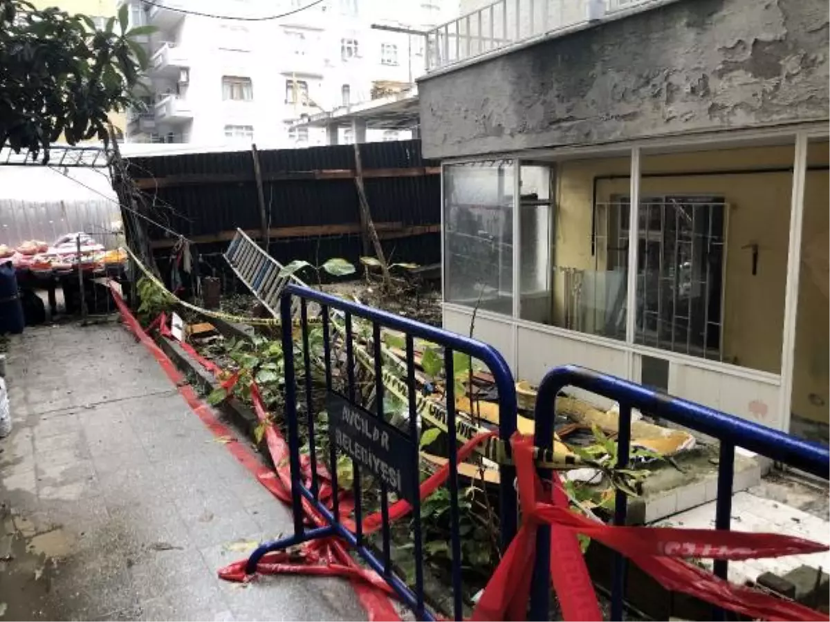 AVCILAR'DA BALKONLARI ÇÖKEN BİNANIN ÖNÜNDEKİ TEZGAHLAR KALDIRILDI