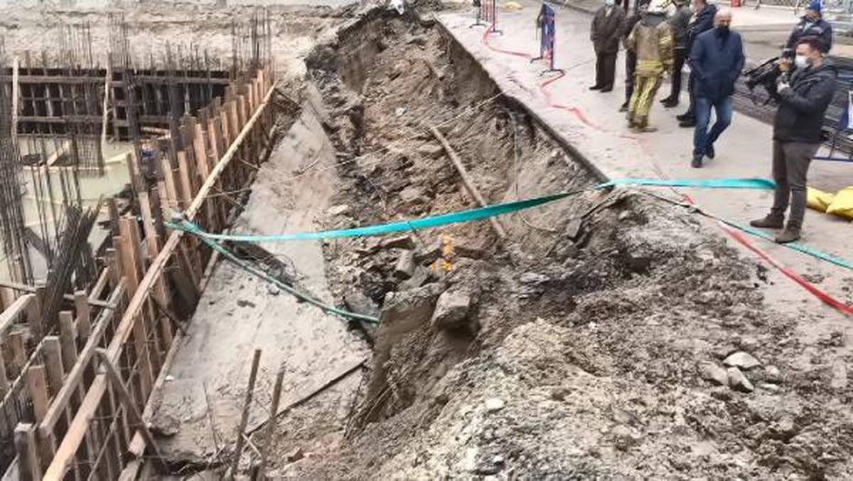 Avcılar'da inşaatın istinat duvarı yıkıldı