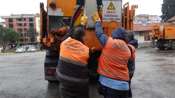Balıkesir'de karayolları ekipleri, kar yağışı ihtimaline karşı teyakkuza geçti
