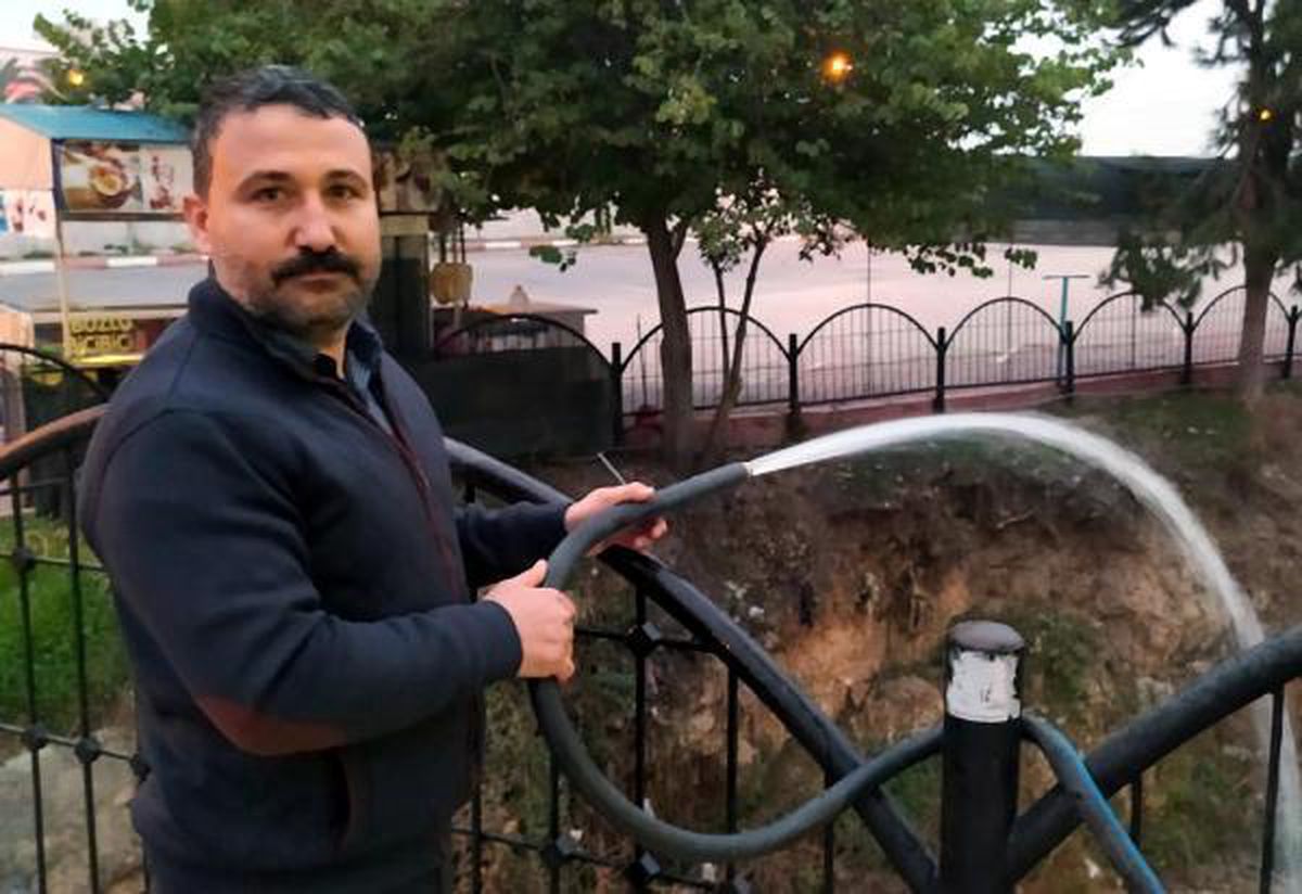 Balıklar ölmesin diye, suyu çekilen şelaleye hortumla su veriyor