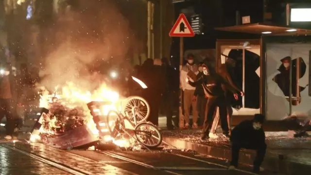Brüksel'de gözaltına alındıktan sonra ölen genç için düzenlenen protestoda çatışma Brüksel'de gözaltına alındıktan sonra ölen genç için düzenlenen protestoda çatışma