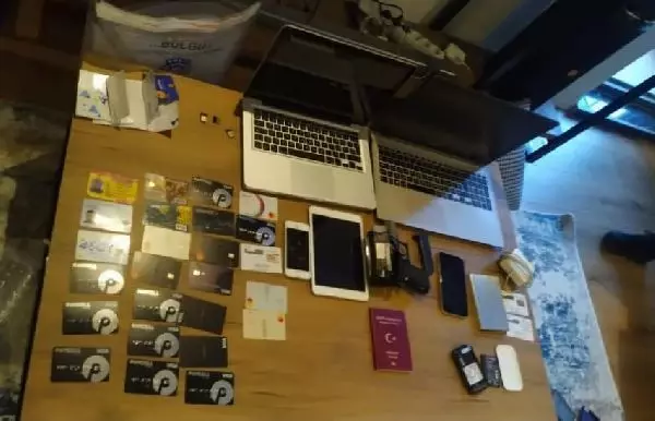 Telefonuna gönderdikleri isimsiz e-postaya tıklayan kadını, ele geçirdikleri özel fotoğraflarıyla tehdit ettiler Telefonuna gönderdikleri isimsiz e-postaya tıklayan kadını, ele geçirdikleri özel fotoğraflarıyla tehdit ettiler