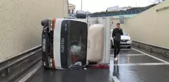 Güngören'de meyve yüklü kamyonet devrildi