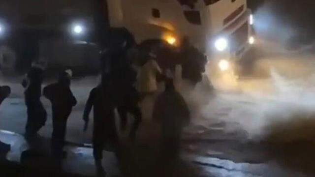 Hasretle beklenen yağmur İzmir'de çileye döndü! Sağanak yağış kentte su baskınlarına neden oldu