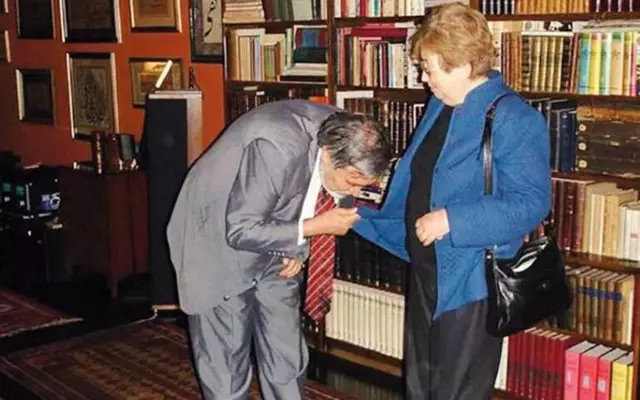 İlber Ortaylı'dan 'Etek öptü' eleştirilerine yanıt: Temennadır, saygı gereğidir İlber Ortaylı'dan 'Etek öptü' eleştirilerine yanıt: Temennadır, saygı gereğidir