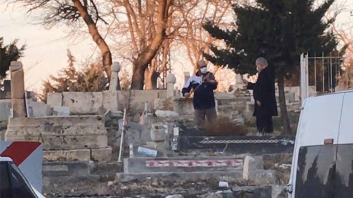 İsimsiz mezarın başında önce dua etti, ardından keman çaldırdı