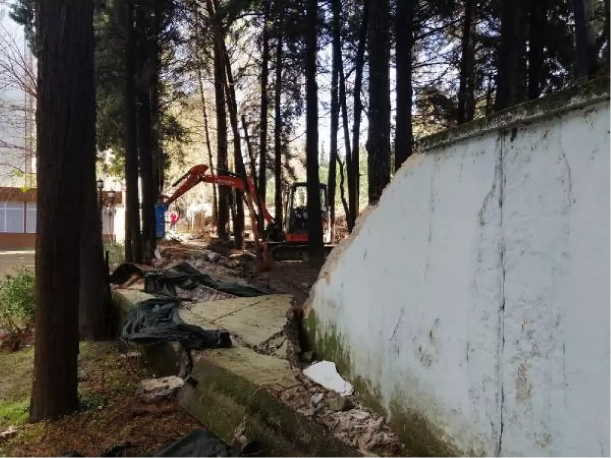 İstinat duvarı yıkıldı, belediyeyi su bastı