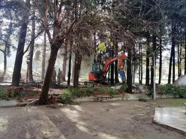 İstinat duvarı yıkıldı, belediyeyi su bastı