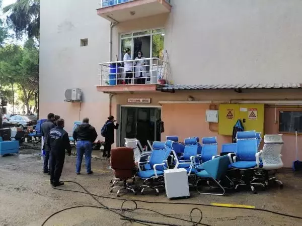 İstinat duvarı yıkıldı, belediyeyi su bastı