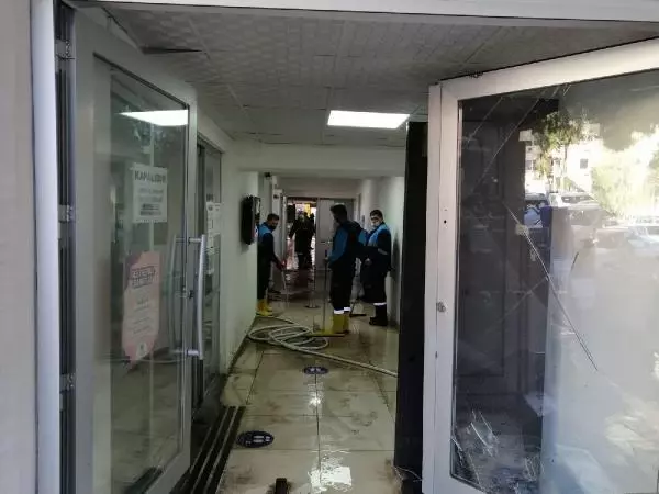 İstinat duvarı yıkıldı, belediyeyi su bastı