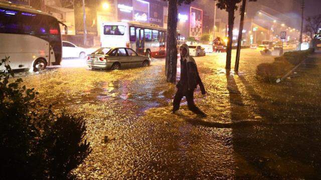 İzmir'de sağanak yağış, su baskınlarına neden oldu