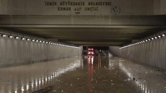 İzmir'de sağanak yağış, su baskınlarına neden oldu