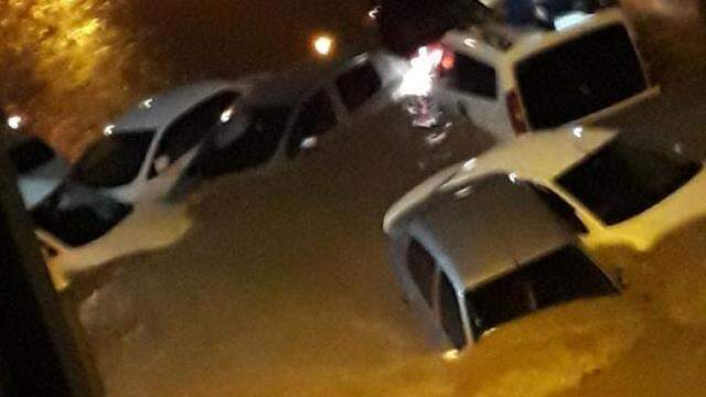 İzmir'de sağanak yağış, su baskınlarına neden oldu