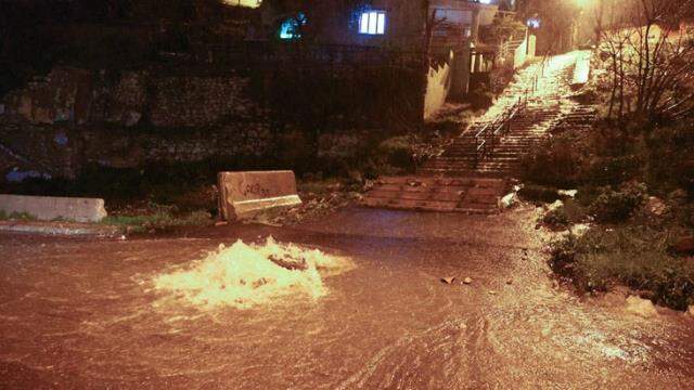 İzmir'de sağanak yağış, su baskınlarına neden oldu