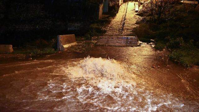 İzmir'de sağanak yağış, su baskınlarına neden oldu