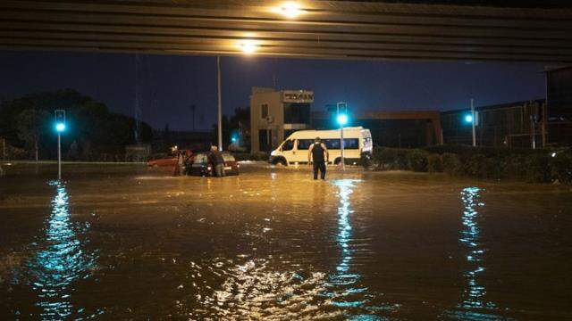 İzmir'de sağanak yağış, su baskınlarına neden oldu