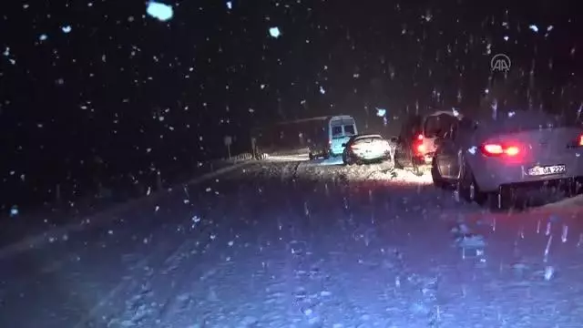 Kar yağışı nedeniyle Kayseri-Sivas kara yolunda çok sayıda araç mahsur kaldı Kar yağışı nedeniyle Kayseri-Sivas kara yolunda çok sayıda araç mahsur kaldı