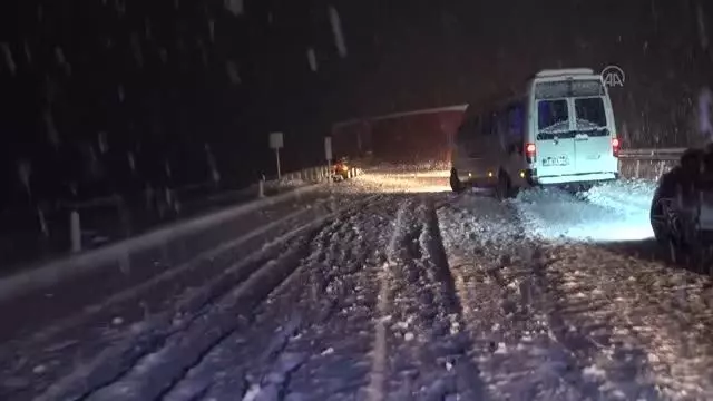 Kar yağışı nedeniyle Kayseri-Sivas kara yolunda çok sayıda araç mahsur kaldı Kar yağışı nedeniyle Kayseri-Sivas kara yolunda çok sayıda araç mahsur kaldı