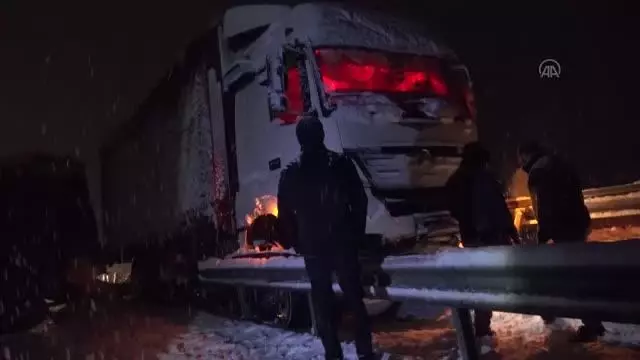 Kar yağışı nedeniyle Kayseri-Sivas kara yolunda çok sayıda araç mahsur kaldı Kar yağışı nedeniyle Kayseri-Sivas kara yolunda çok sayıda araç mahsur kaldı