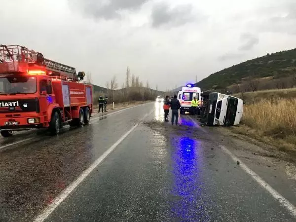 Kayganlaşan Yolda Yan Yatan Minibüsteki 11 Kişi Yaralandı 1 Kayganlaşan yolda yan yatan minibüsteki 11 kişi yaralandı