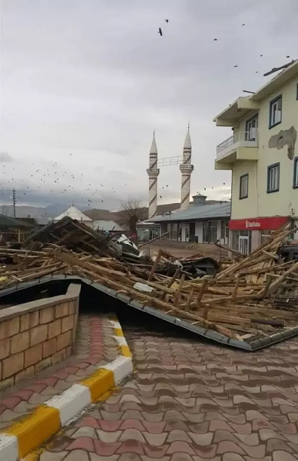 Otlukbeli'de fırtına; çatılar uçtu