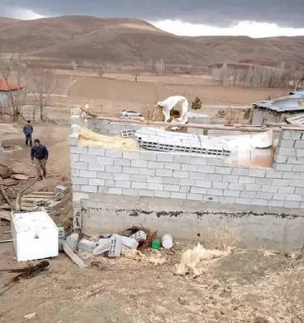 Otlukbeli'de fırtına; çatılar uçtu