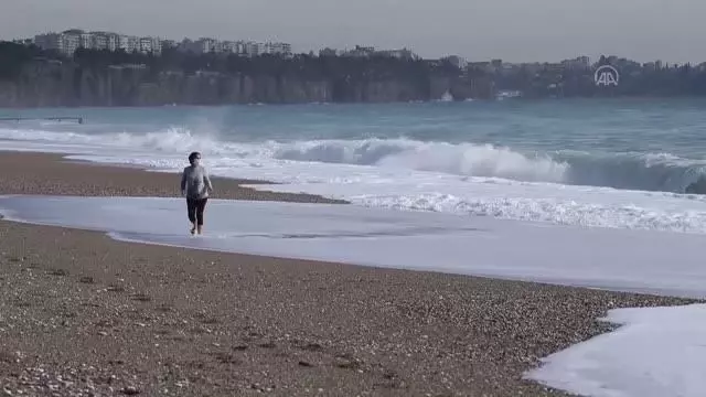 Sağanağın ardından vatandaşlar sahile indi
