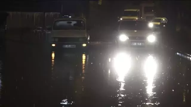 Sağanak ve kuvvetli rüzgar hayatı olumsuz etkiledi Sağanak ve kuvvetli rüzgar hayatı olumsuz etkiledi
