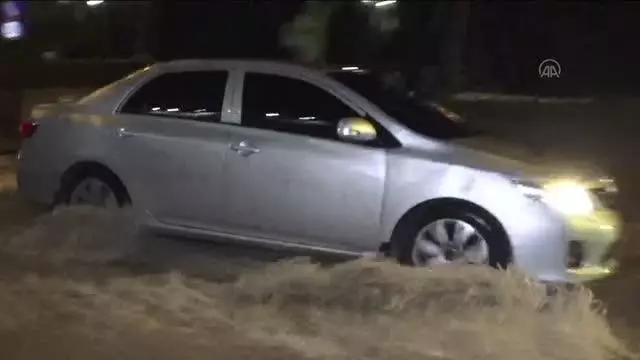 Sağanak ve kuvvetli rüzgar hayatı olumsuz etkiledi Sağanak ve kuvvetli rüzgar hayatı olumsuz etkiledi