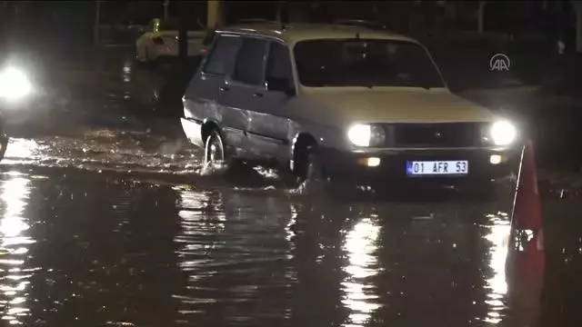 Sağanak ve kuvvetli rüzgar hayatı olumsuz etkiledi Sağanak ve kuvvetli rüzgar hayatı olumsuz etkiledi
