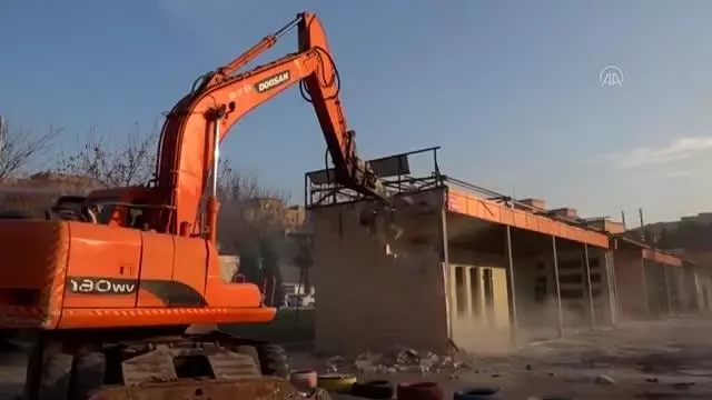ŞANLIURFA - Tarihi kaya mezarlarının etrafındaki betonarme çarşı yıkıldı ŞANLIURFA - Tarihi kaya mezarlarının etrafındaki betonarme çarşı yıkıldı