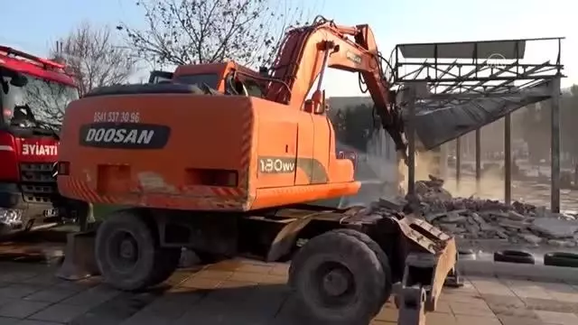 ŞANLIURFA - Tarihi kaya mezarlarının etrafındaki betonarme çarşı yıkıldı ŞANLIURFA - Tarihi kaya mezarlarının etrafındaki betonarme çarşı yıkıldı