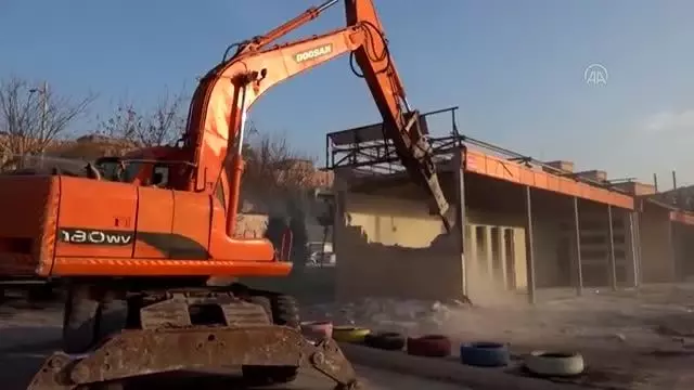 ŞANLIURFA - Tarihi kaya mezarlarının etrafındaki betonarme çarşı yıkıldı ŞANLIURFA - Tarihi kaya mezarlarının etrafındaki betonarme çarşı yıkıldı