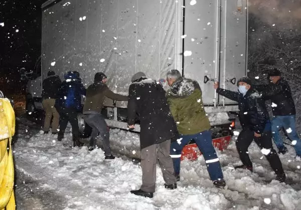 Sivas'ta kar yağışı etkili olurken, ulaşımda aksaklıklar yaşandı (2) Sivas'ta kar yağışı etkili olurken, ulaşımda aksaklıklar yaşandı (2)