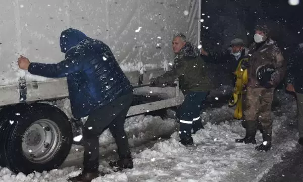 Sivas'ta kar yağışı etkili olurken, ulaşımda aksaklıklar yaşandı (2) Sivas'ta kar yağışı etkili olurken, ulaşımda aksaklıklar yaşandı (2)