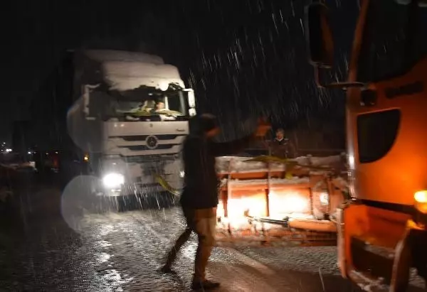 Sivas'ta kar yağışı etkili olurken, ulaşımda aksaklıklar yaşandı (2) Sivas'ta kar yağışı etkili olurken, ulaşımda aksaklıklar yaşandı (2)