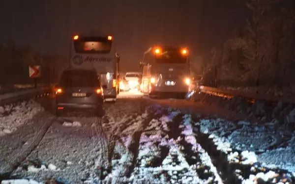 Sivas'ta kar yağışı etkili olurken, ulaşımda aksaklıklar yaşandı (2) Sivas'ta kar yağışı etkili olurken, ulaşımda aksaklıklar yaşandı (2)
