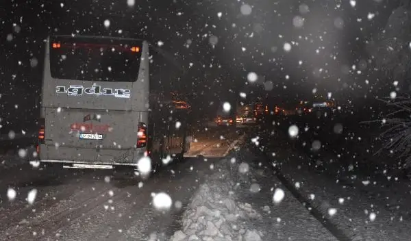 Sivas'ta kar yağışı etkili olurken, ulaşımda aksaklıklar yaşandı (2) Sivas'ta kar yağışı etkili olurken, ulaşımda aksaklıklar yaşandı (2)
