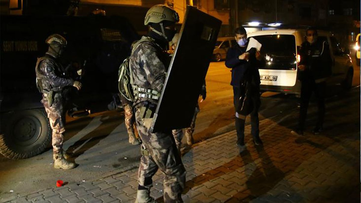 Suç örgütüne operasyonda biri komiser 12 polisin de aralarında bulunduğu 55 kişi gözaltında