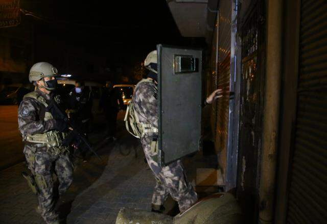 Suç örgütüne operasyonda biri komiser 12 polisin de aralarında bulunduğu 55 kişi gözaltında